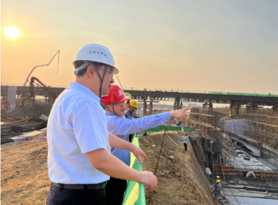 ���ŵ�ί��ǡ����³�Ϳ��ƽ�����ڸ߼� ʩ��һ�߽��е���