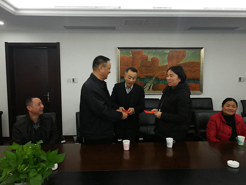 ������Ͷ���ŷ�չο������Ա������ů��̸�