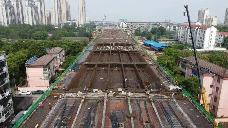 ����һ���ڼ�Ϳ��ƽ�����ٹ�˾һ�ߵ��ж���